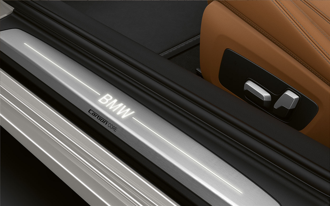 BMW 8-serie Coupé, indstigningsliste med BMW logo. Nærbillede af indstigningslisten på BMW 8-serie Coupé med BMW logo.