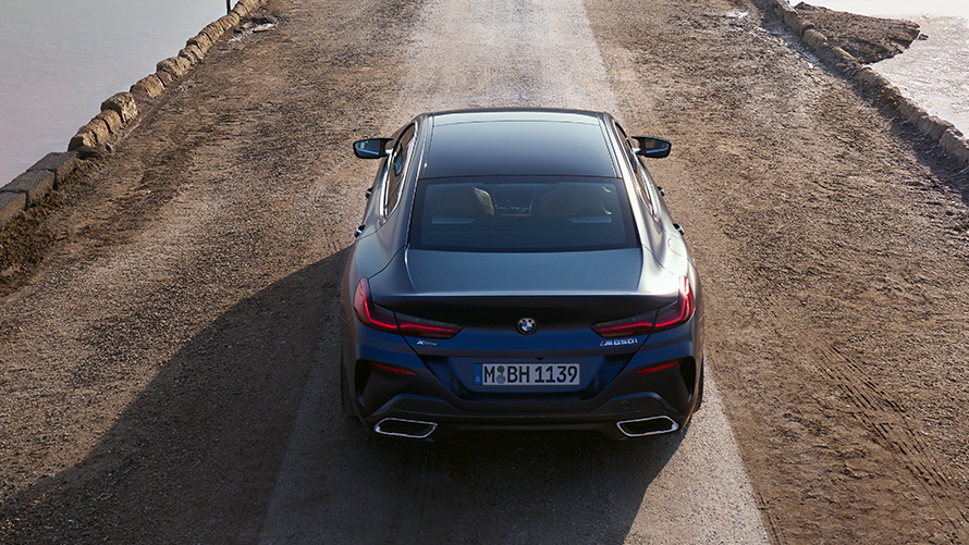 BMW M850i xDrive Gran Coupé G16 LCI Facelift 2022 BMW Individual Frozen Tanzanite Blue metallic set bagfra i fugleperspektiv BMW M850i xDrive Gran Coupé G16 LCI Facelift 2022 BMW Individual Frozen Tanzanite Blue metallic set bagfra i fugleperspektiv