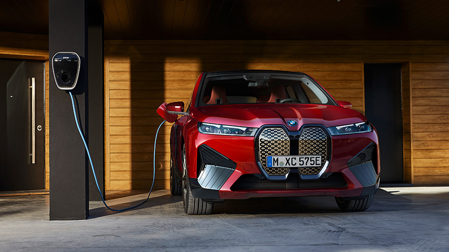 BMW iX i20 elektrisk SUV BMW iX xDrive50 opladning BMW iX i20 2021 opladning af elektrisk SUV BMW iX xDrive50 Aventurin Red ved en BMW Wallbox Opladning
