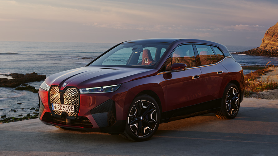 BMW iX i20 elektrisk SUV BMW iX xDrive50 aerodynamik Eksteriør BMW iX i20 2021 elektrisk SUV BMW iX xDrive50 Aventurin Red set fra siden Eksteriør