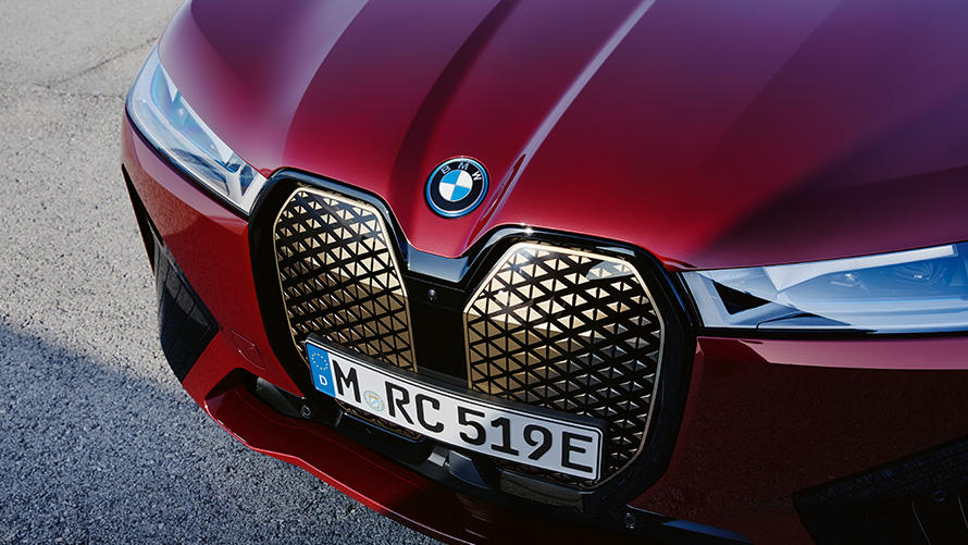 BMW iX i20 elektrisk SUV BMW iX xDrive50 Shy Tech BMW iX i20 2021 elektrisk SUV BMW iX xDrive50 Aventurin Red set forfra BMW nyre Shy Tech
