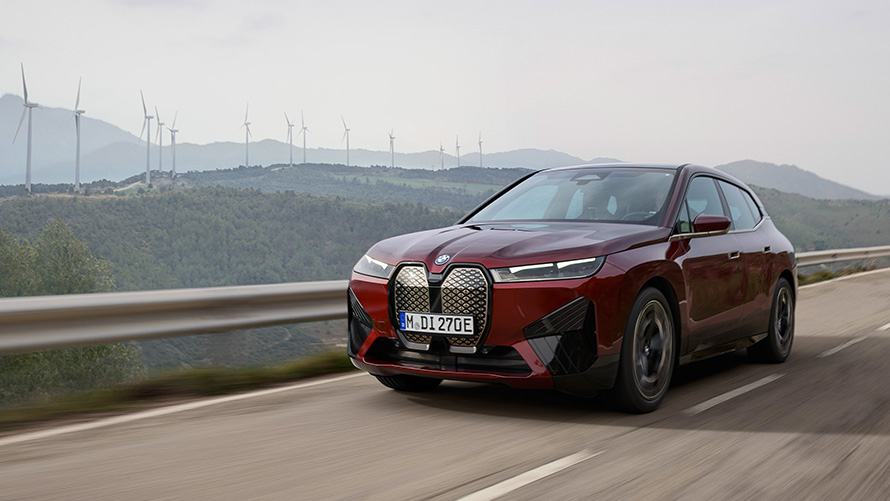 BMW iX xDrive50 i20 elektrisk SUV bæredygtighed BMW iX xDrive50 i20 2021 elektrisk SUV kørende på kystvej bæredygtighed