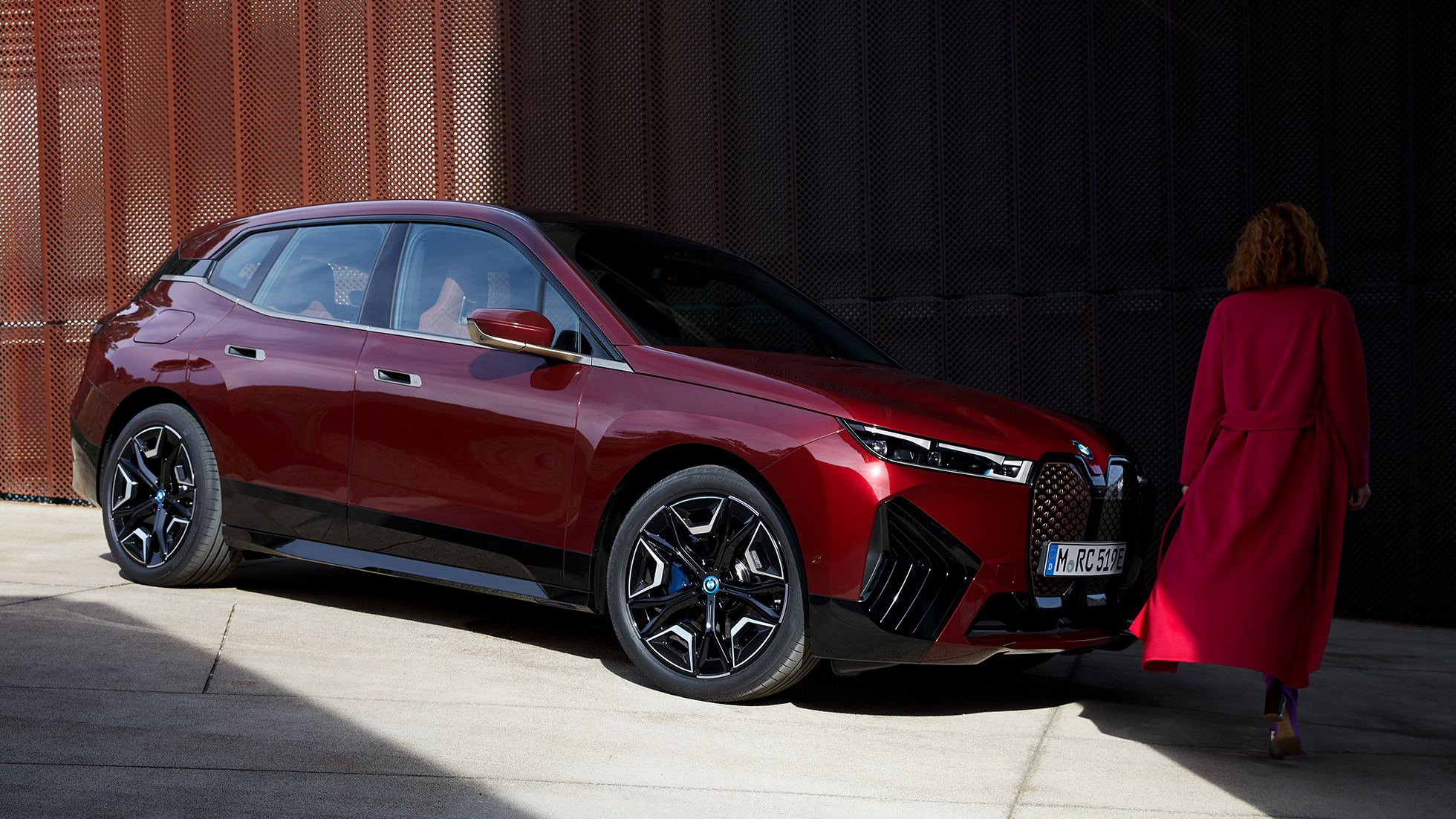 BMW iX set fra siden let drejet, eksteriør BMW iX Aventurin Red i20 set fra siden let drejet, eksteriør