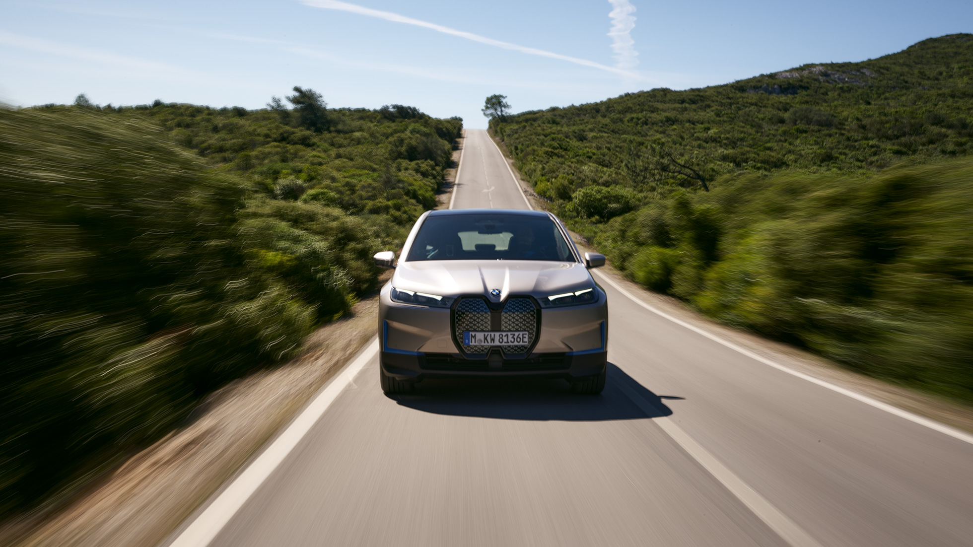 BMW iX set forfra på en vej BMW iX Cashmere Silver i20 set forfra på en vej