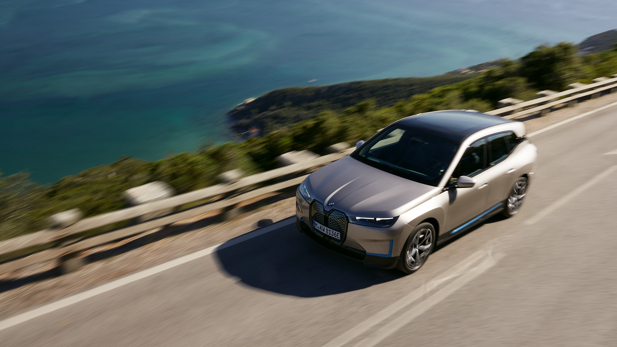 BMW iX set i fugleperspektiv på en vej BMW iX Cashmere Silver i20 set i fugleperspektiv på en vej
