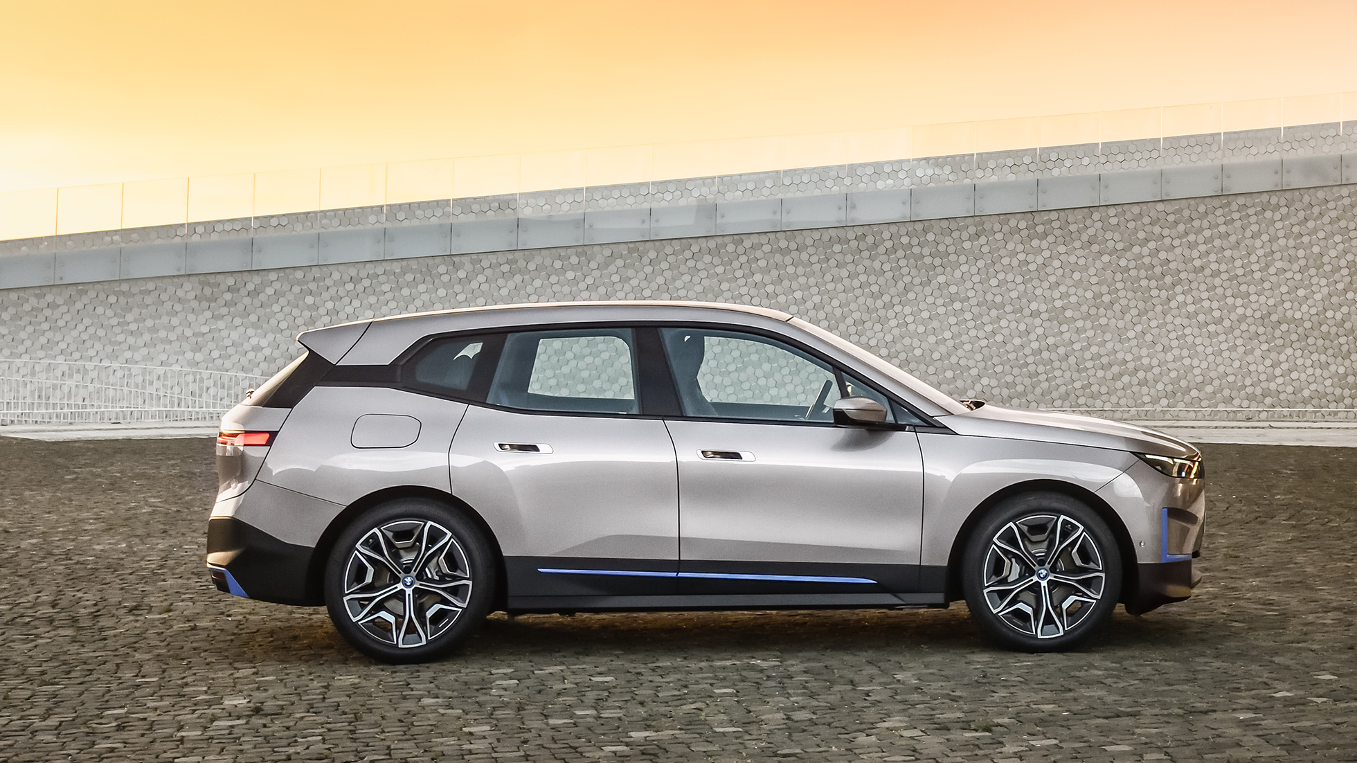 BMW iX set fra siden, parkeret BMW iX Cashmere Silver i20 set fra siden, parkeret