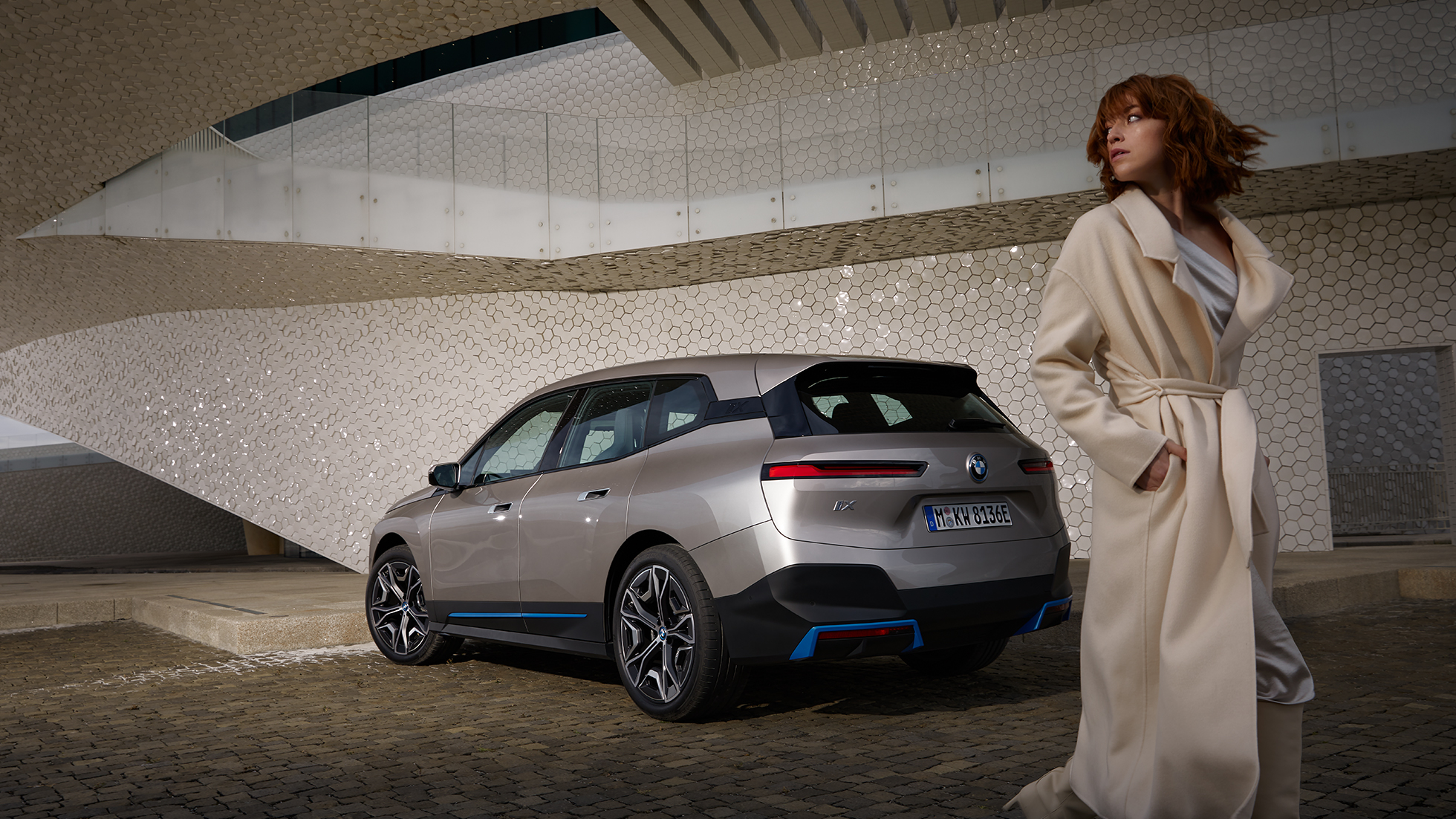 BMW iX set bagfra let drejet, parkeret BMW iX i20 Cashmere Silver set bagfra let drejet, parkeret