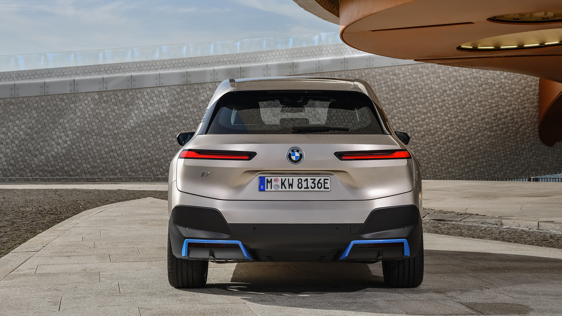 BMW iX set bagfra, parkeret BMW iX Cashmere Silver i20 set bagfra, parkeret