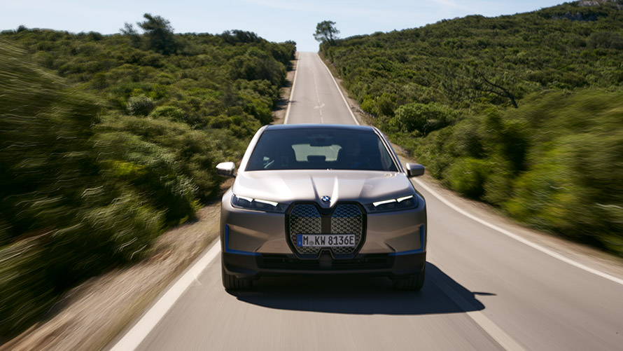 BMW iX set forfra på en vej BMW iX Cashmere Silver i20 set forfra på en vej