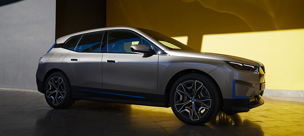BMW iX set fra siden let drejet, parkeret BMW iX Cashmere Silver i20 set fra siden let drejet, parkeret