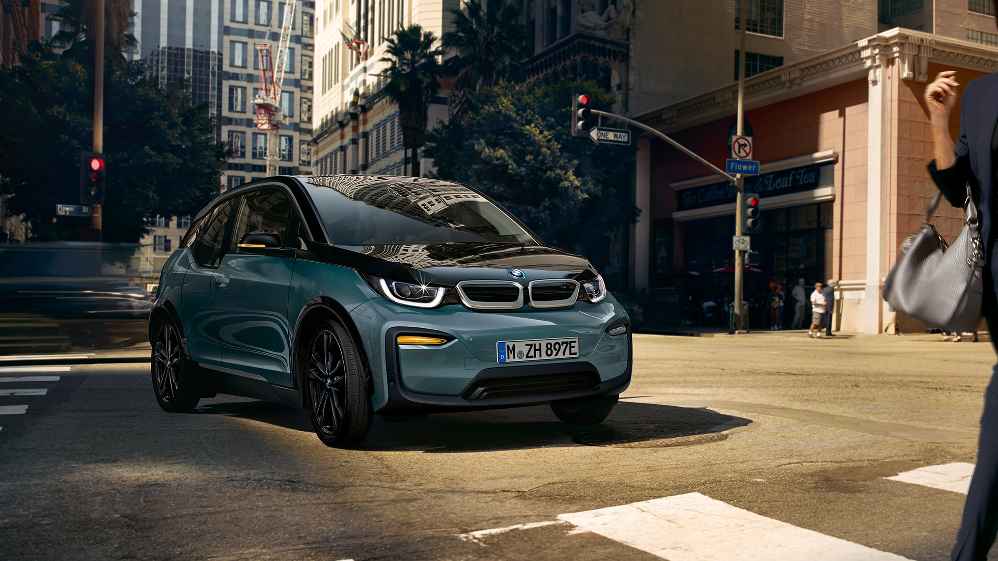 BMW i3 2018 set forfra let drejet kørende BMW i3 I01 2018 Jucaro Beige med detaljer i Frozen Grey metallic set forfra let drejet kørende i urbane omgivelser