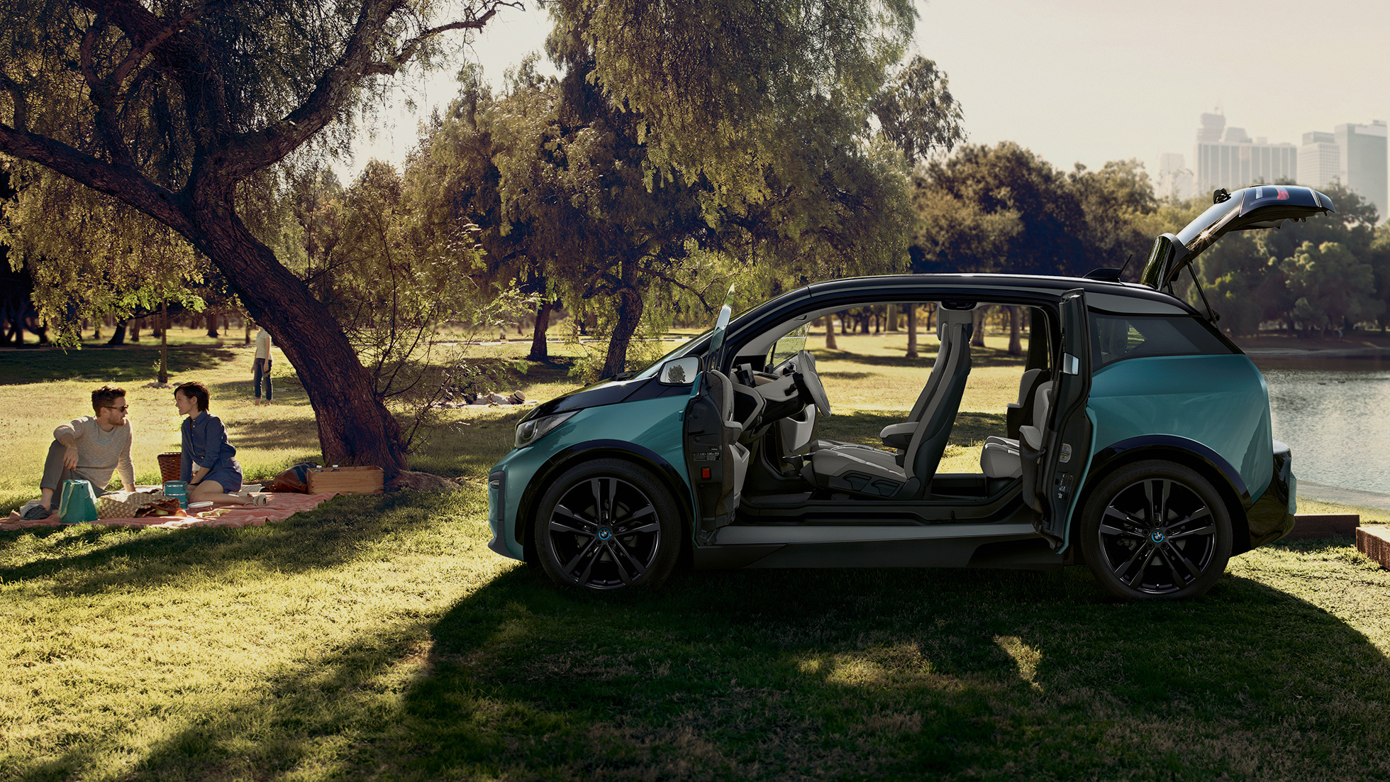 BMW i3 2018 set fra siden med åbne døre BMW i3 I01 2018 Jucaro Beige med detaljer i Frozen Grey metallic set fra siden med åbne døre