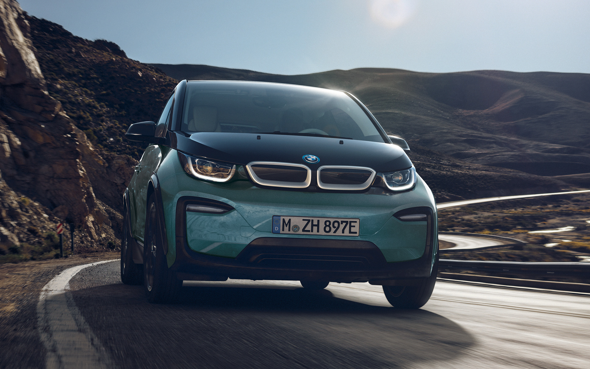 BMW i3 I01 2018 Blue Ridge Mountain med detaljer i Frozen Grey metallic set fra siden kørende i urbane omgivelser