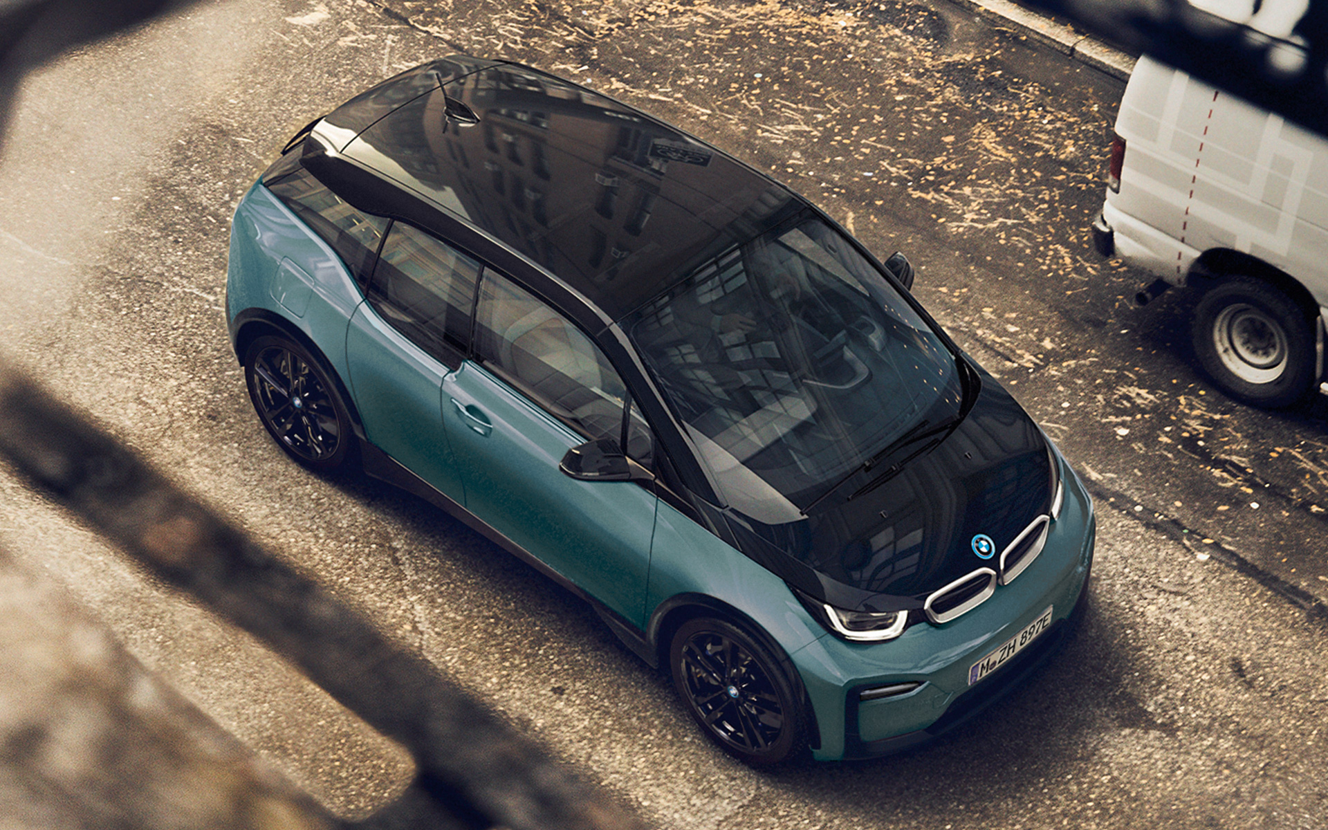 BMW i3 I01 2018 Blue Ridge Mountain med detaljer i Frozen Grey metallic fugleperspektiv kulfibertag