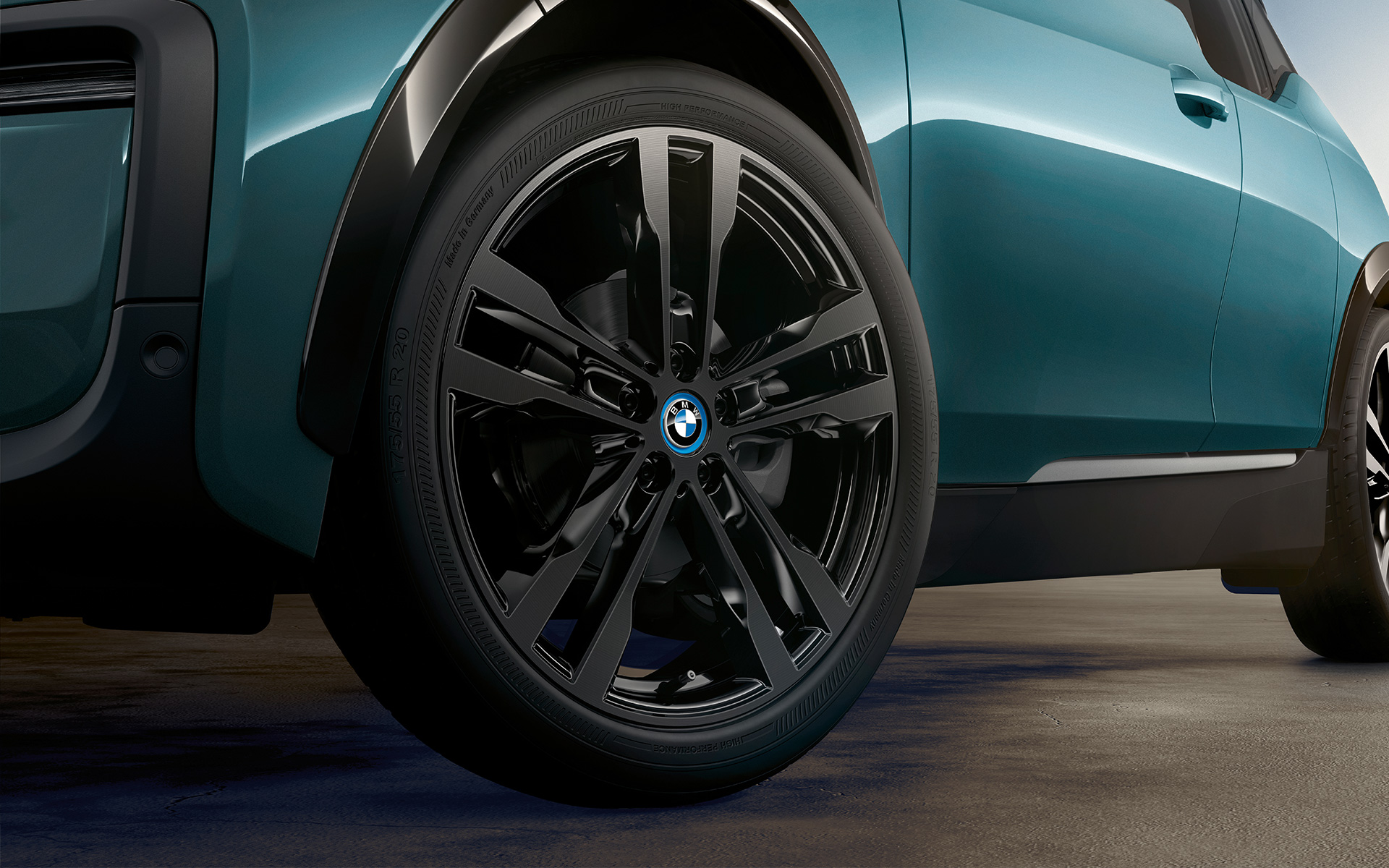 BMW i3 I01 2018 Blue Ridge Mountain med detaljer i Frozen Grey metallic nærbillede letmetalhjul fælg