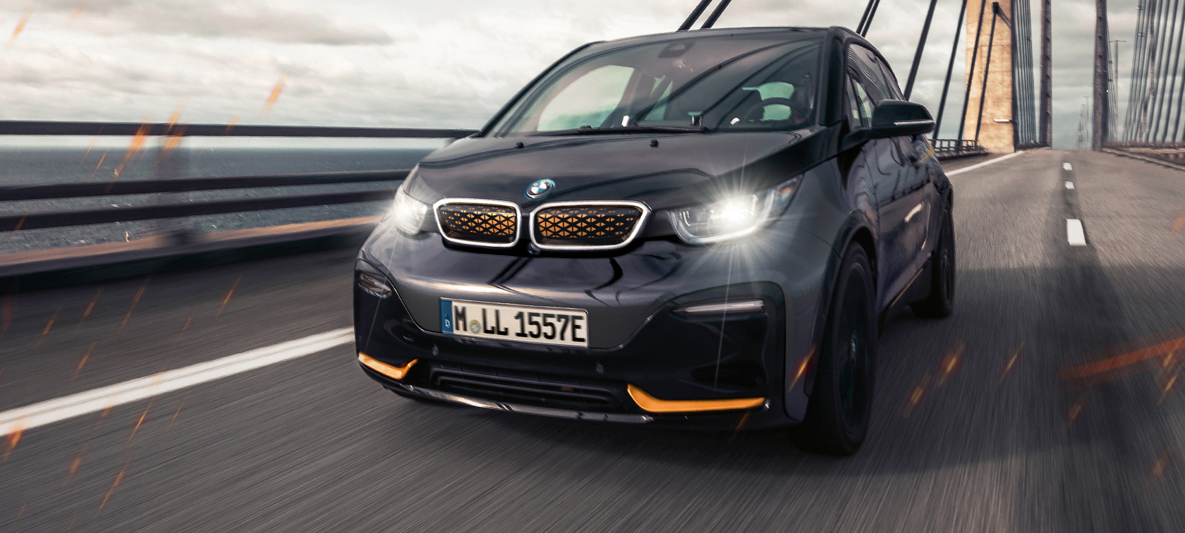 BMW i3 Unique Forever Edition I01 set forfra let drejet BMW i3 Unique Forever Edition I01 Storm Bay med detaljer i Frozen E-Copper metallic set forfra let drejet kørende på vej