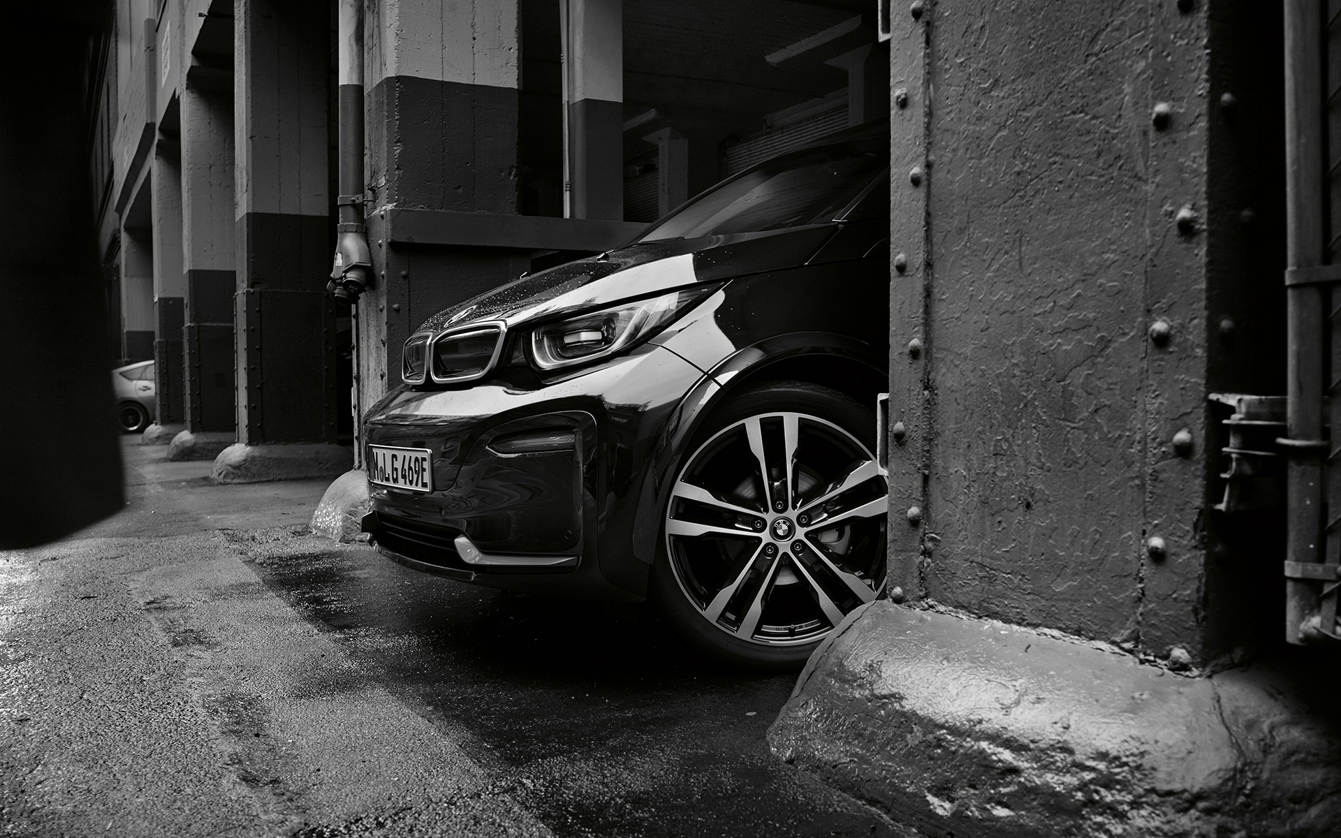 BMW i3s I01 2018 Fluid Black med detaljer i BMW i Blue set forfra let drejet