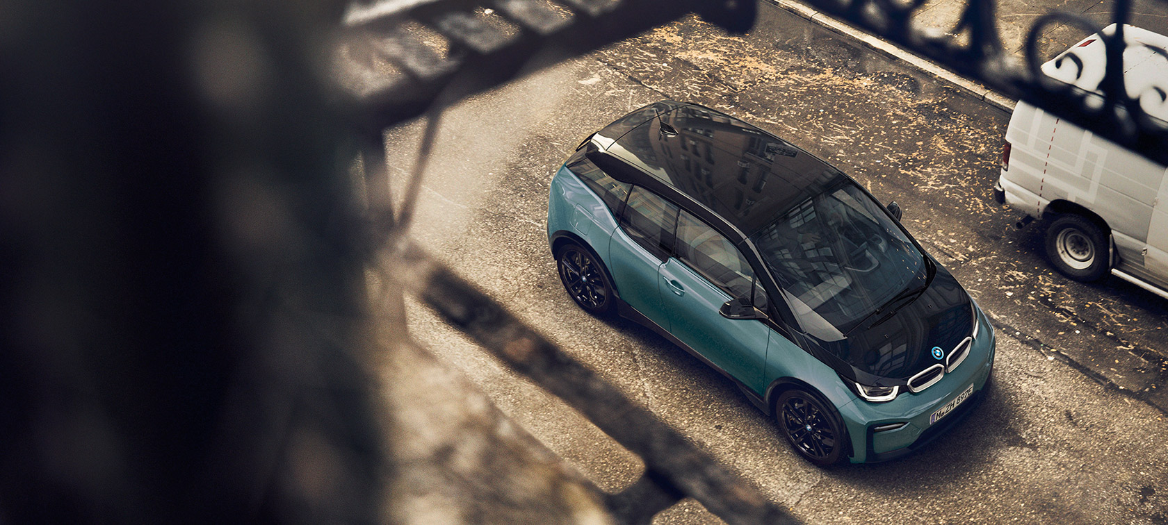BMW i3 I01 2018 fugleperspektiv BMW i3 I01 2018 Blue Ridge Mountain med detaljer i Frozen Grey metallic fugleperspektiv kulfibertag