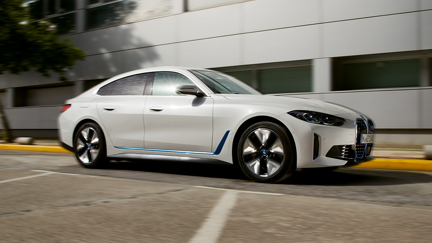 BMW i4 G26 2021 set fra siden foran en bygning BMW i4 G26 2021 set fra siden foran en bygning