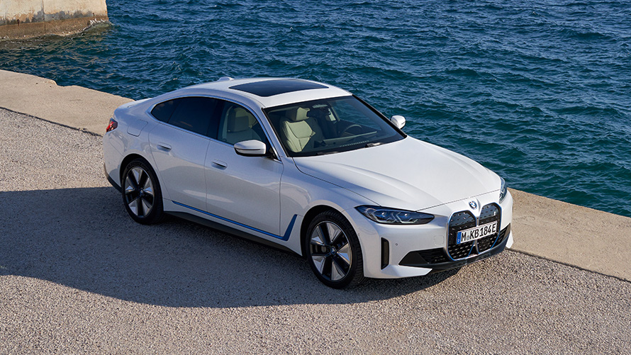 BMW i4 eDrive40 G26 2021 set forfra let drejet ved havnekaj BMW i4 eDrive40 G26 2021 mineralhvid set forfra let drejet ved havnekaj