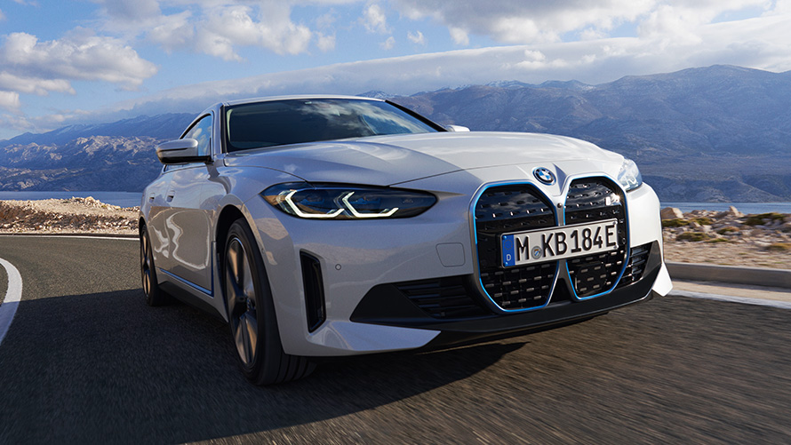 BMW i4 eDrive40 G26 2021 set forfra let drejet kørende BMW i4 eDrive40 G26 2021 mineralhvid set forfra let drejet kørende