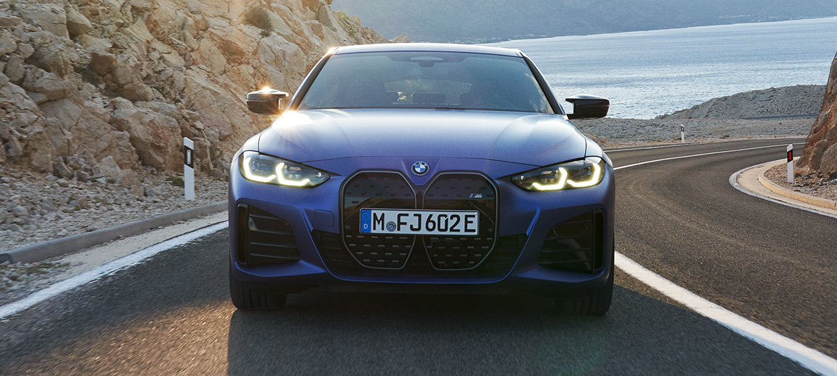 BMW i4 M50 G26 2021 set forfra kørende BMW i4 M50 G26 2021 M Portimao blå-metallic set forfra kørende på en vej