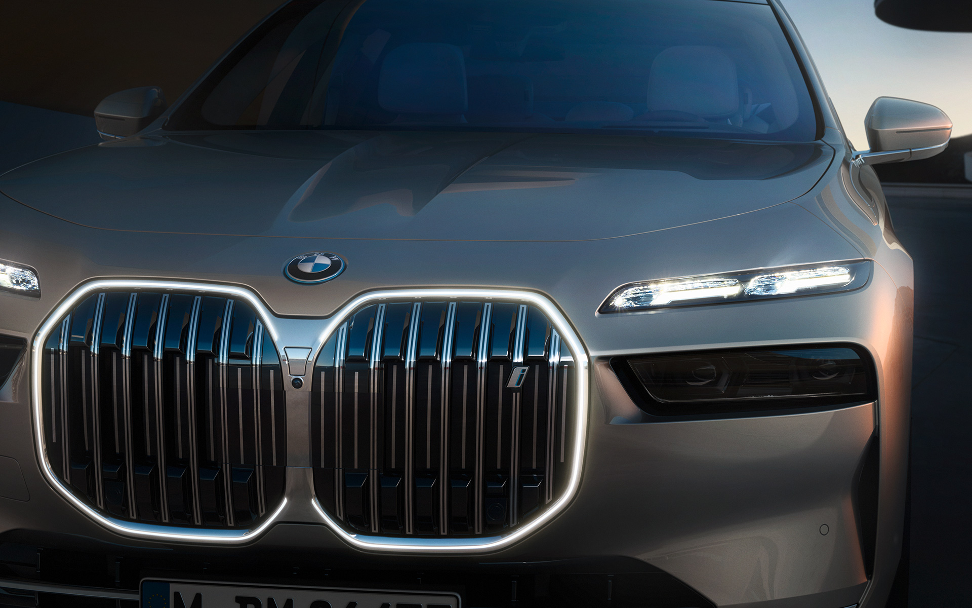BMW i7 Sedan G70 udvendigt udstyr BMW Iconic Glow BMW i7 Sedan G70 udvendigt udstyr BMW Iconic Glow med tændt lys