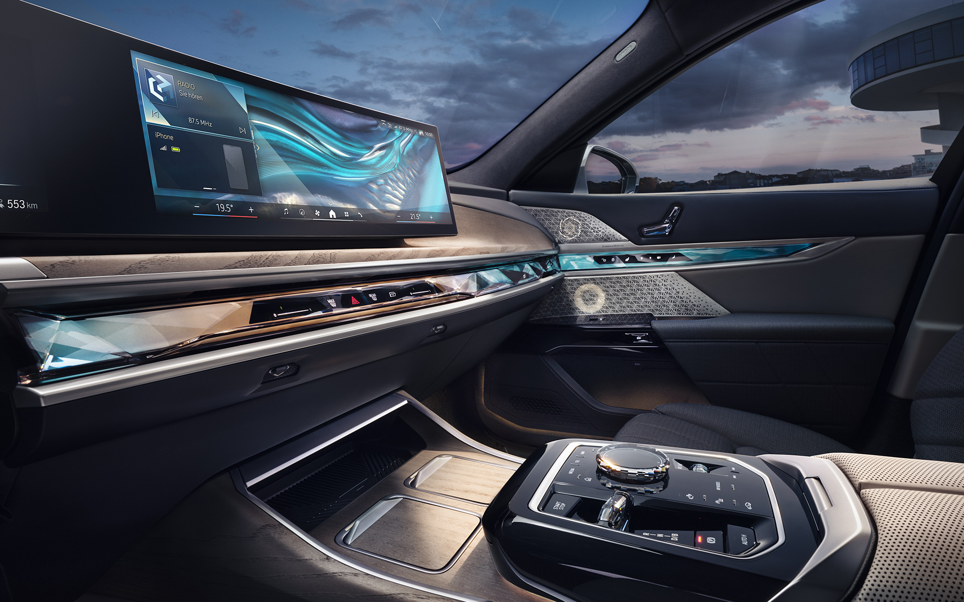 Dashboard og Interaction Bar BMW i7 Sedan G70 indvendigt udstyr Dashboard og Interaction Bar belyst touch-/betjeningsliste BMW i7 Sedan G70 indvendigt udstyr