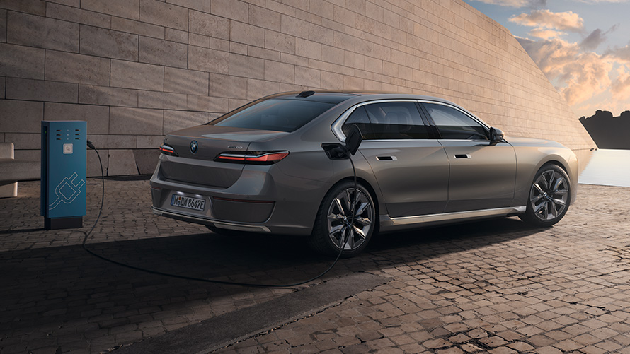 BMW i7 Sedan G70 3/4 hækvisning BMW i7 Sedan G70 BMW Individual Oxid grey metallic i 3/4 hækvisning stående foran en bygning