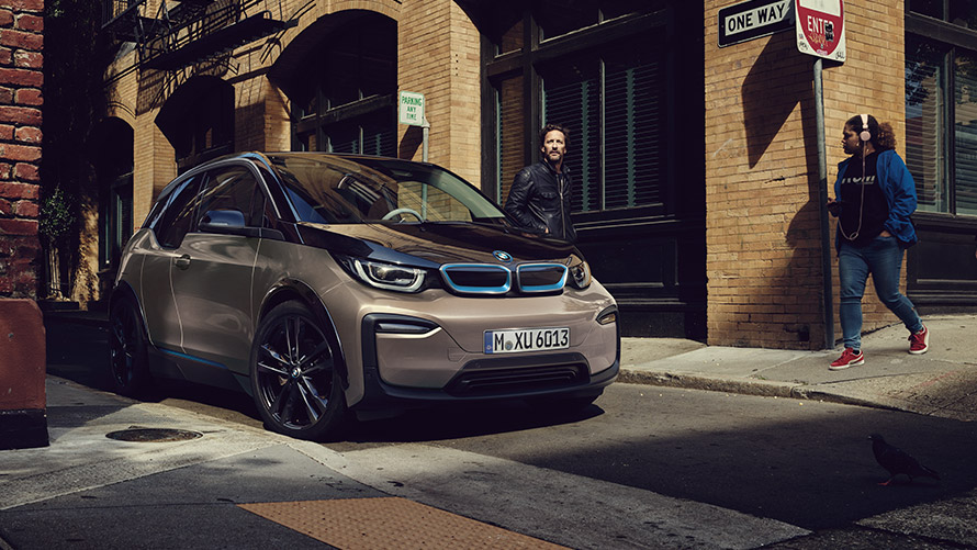 BMW i3 I01 første generation set forfra let drejet i gyde BMW i BMW i3 I01 første generation set forfra let drejet i stræde