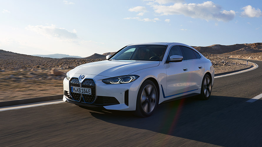 BMW i4 G26 første generation set forfra let drejet kørende BMW i BMW i4 G26 første generation set forfra let drejet kørende