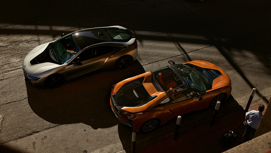 BMW i8 I12 I15 første generation set fra siden let drejet på en vej BMW i BMW i8 I12 I15 første generation set fra siden let drejet på en vej