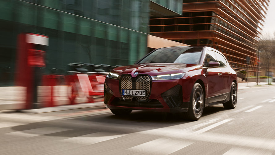 BMW iX I20 første generation set forfra let drejet kørende BMW i BMW iX I20 første generation set forfra let drejet kørende