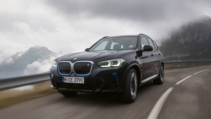 BMW i BMW iX3 G08 første generation set forfra let drejet kørende BMW iX3 G08 første generation set forfra let drejet kørende