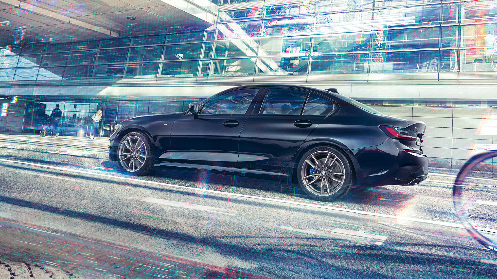 BMW M340i xDrive Sedan set fra siden BMW M340i xDrive Sedan G20 Sapphire Black metallic set fra siden kørende