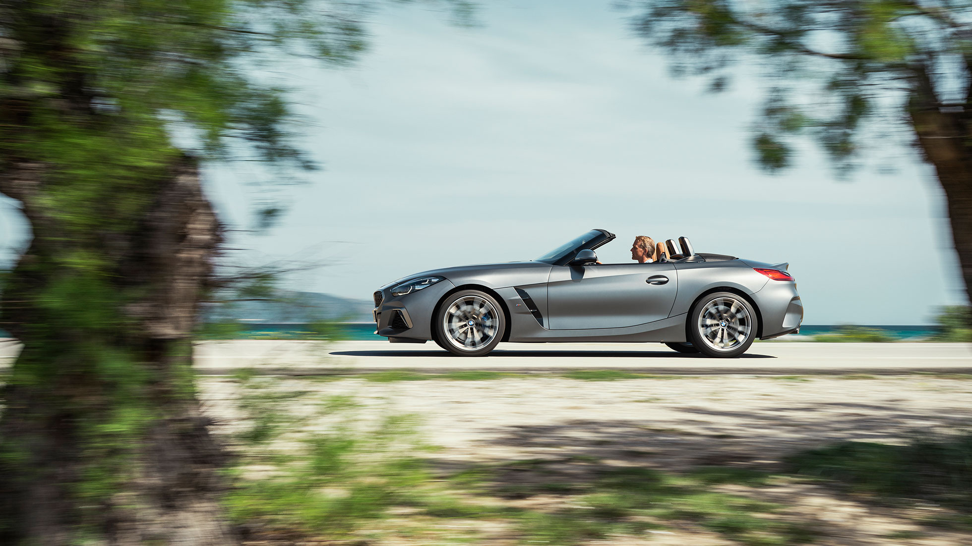 Eksteriør BMW Z4 M40i G29 BMW Z4 Roadster M40i G29 2019 Cabriolet BMW Individual Frozen Grey Metallic set fra siden