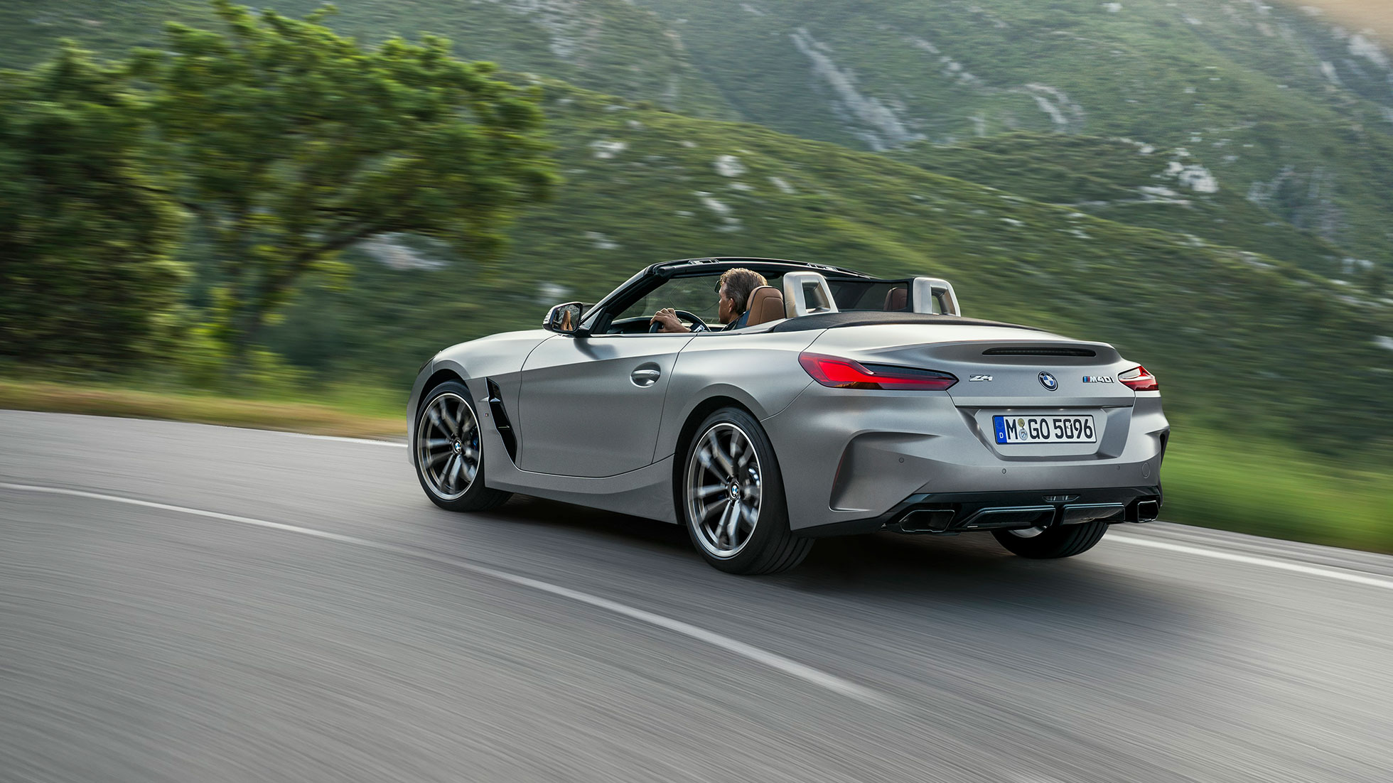 Køredynamik BMW Z4 M40i G29 BMW Z4 Roadster M40i G29 2019 BMW Individual Frozen Grey Metallic set bagfra let drejet kørende