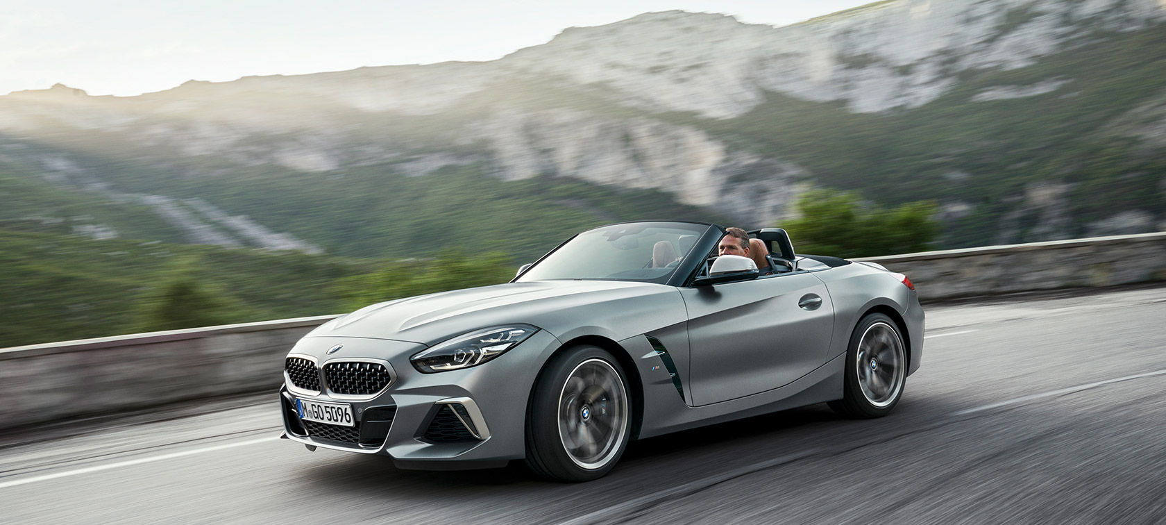BMW Z4 M40i G29 kørende foran bjerglandskab BMW Z4 Roadster M40i G29 2019 Cabriolet BMW Individual Frozen Grey Metallic set forfra let drejet kørende foran bjerglandskab