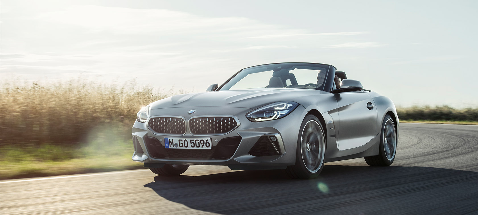 BMW Z4 M40i Roadster G29 set forfra let drejet BMW Z4 M40i Roadster G29 2019 Cabriolet BMW Individual Frozen Grey Metallic kørende set forfra let drejet