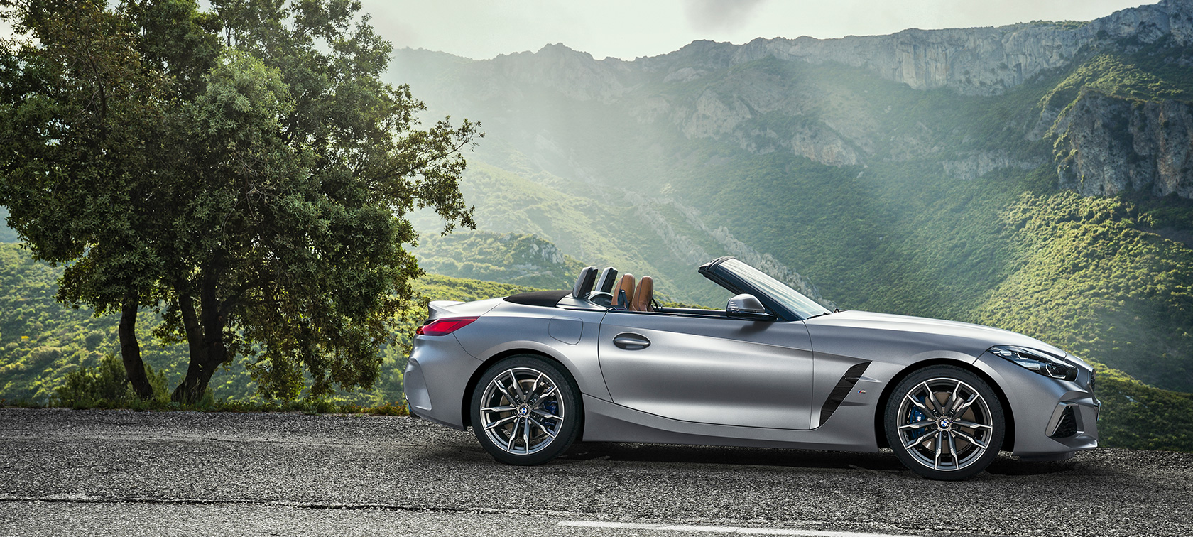 BMW Z4 M40i G29 Cabriolet parkeret BMW Z4 M40i G29 2019 Cabriolet BMW Individual Frozen Grey Metallic set fra siden parkeret