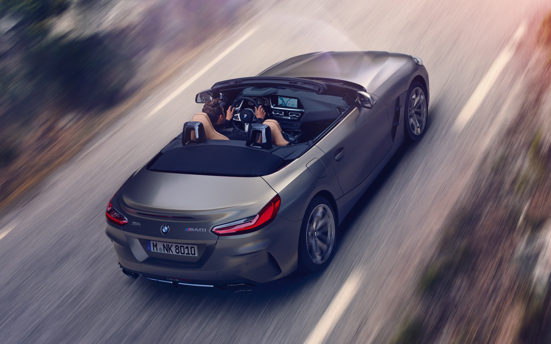 BMW Z4 M40i Roadster G29 2019 BMW Individual Frozen Grey metallic kørende med åben kaleche fugleperspektiv