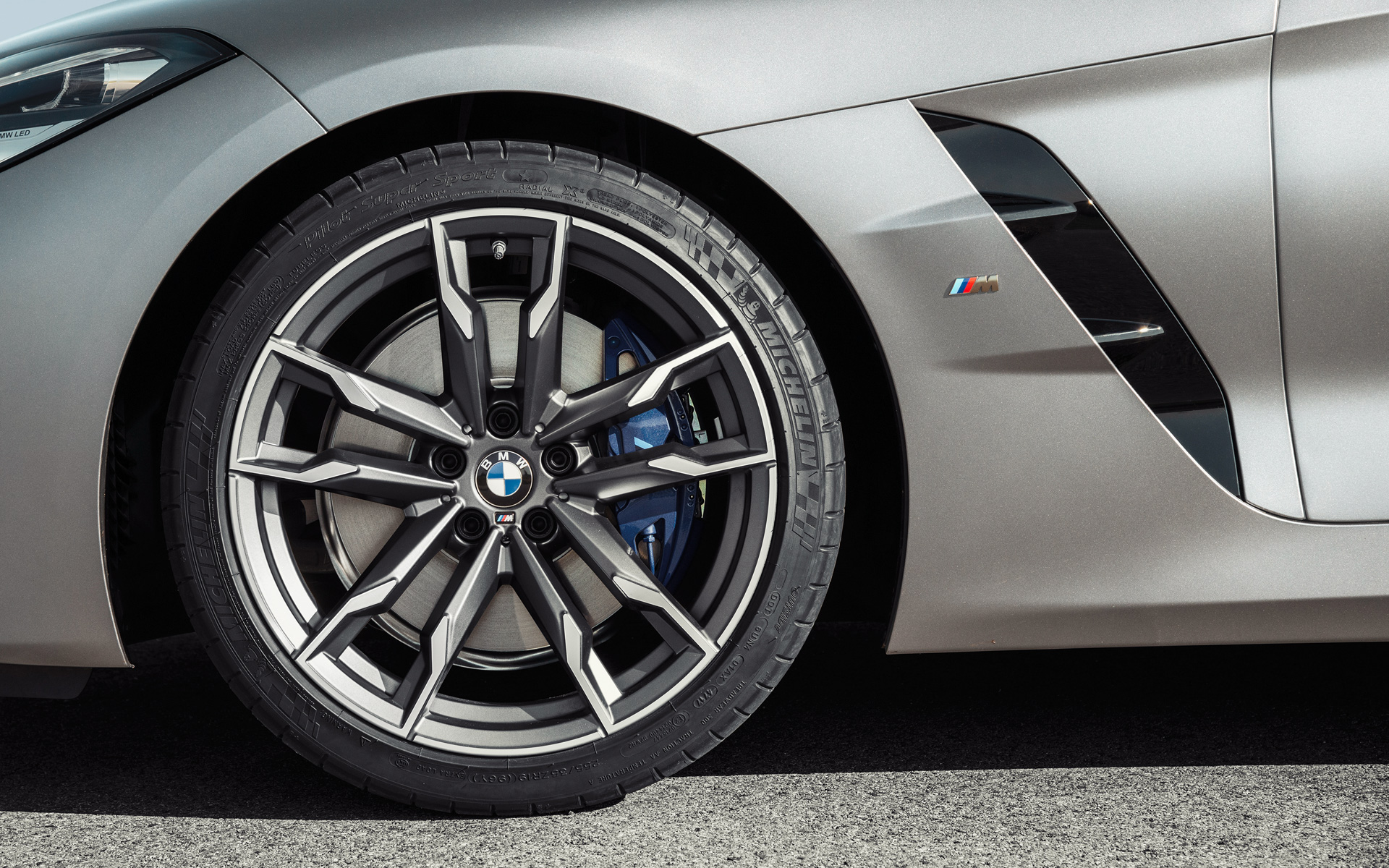 Fælg BMW Z4 M40i Roadster G29 2019 BMW Individual Frozen Grey metallic nærbillede hjul og Air Breather