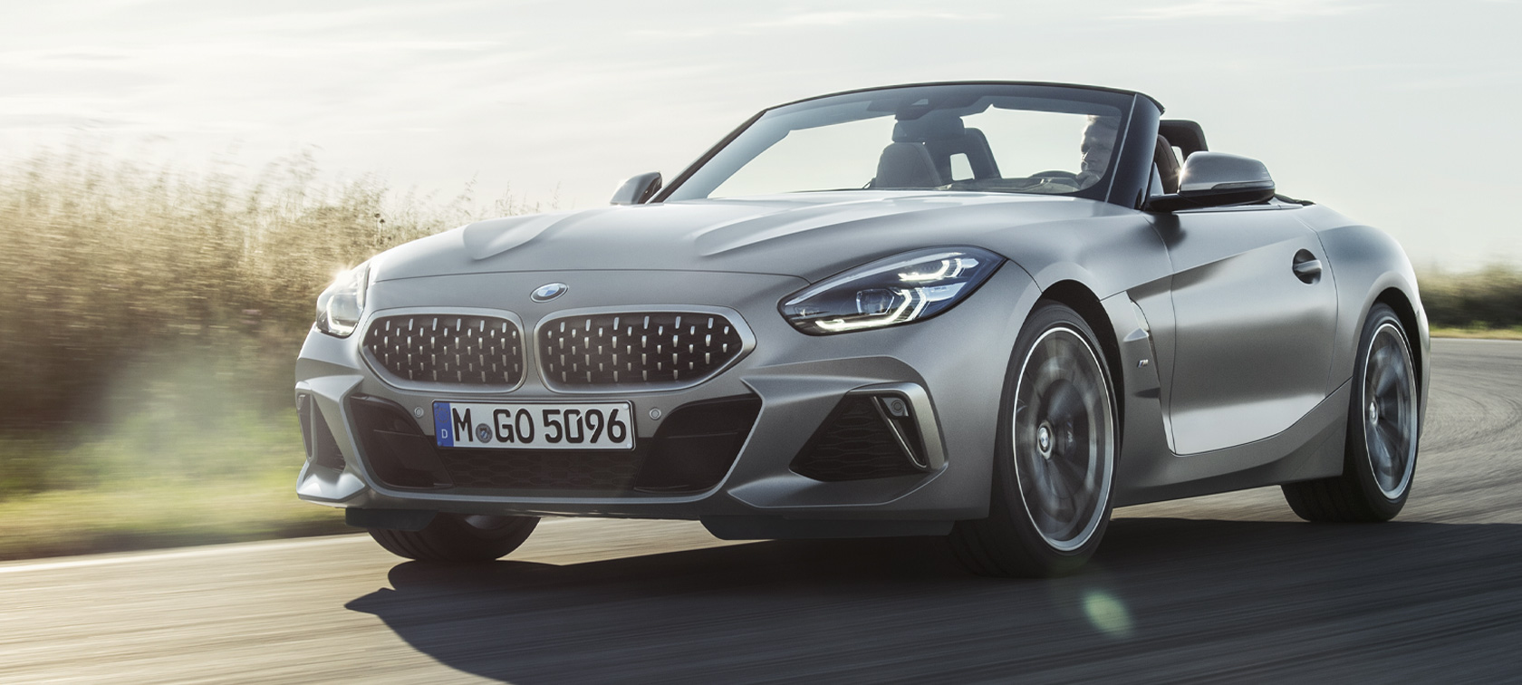 BMW Z4 M40i Roadster G29 set forfra let drejet BMW Z4 M40i Roadster G29 2019 BMW Individual Frozen Grey metallic kørende set forfra let drejet