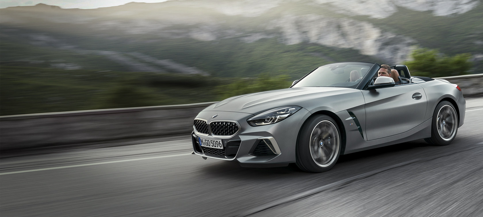BMW Z4 M40i Roadster G29 2019 BMW Individual Frozen Grey metallic set forfra let drejet kørende foran bjerglandskab