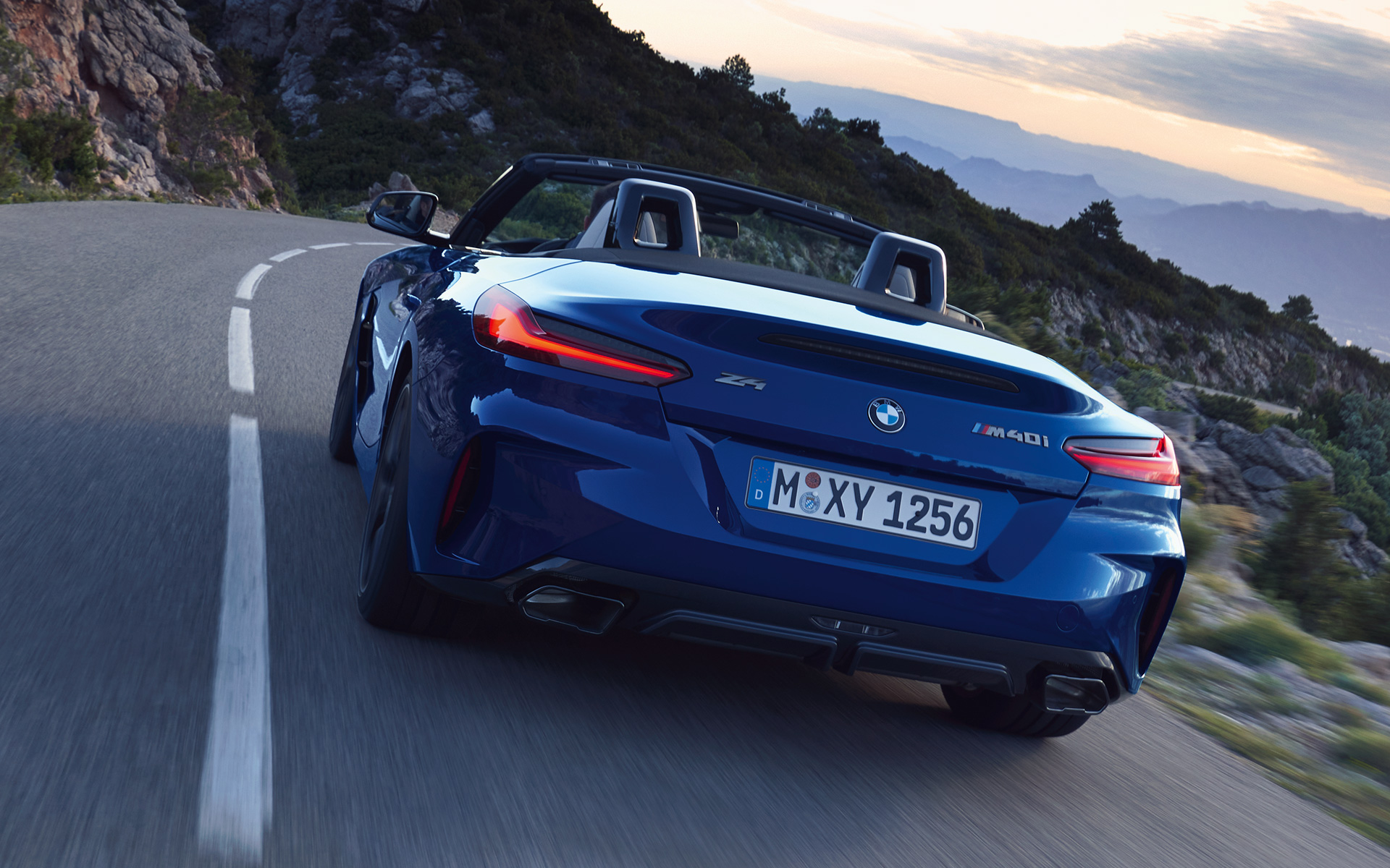 BMW Z4 M40i G29 2022 Portimaoblå, sportsligt vinklet set forfra let drejet