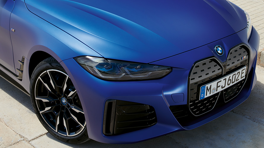 BMW i4 M50 G26 2021 BMW Individual Frozen Portimao Blue metallic set forfra let drejet ovenfra