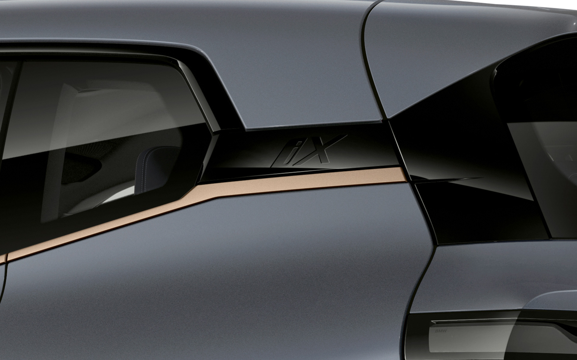 BMW iX M60 i20 2022 elektrisk SUV elbil Oxid Grey metallic nærbillede iX logo Hofmeister-knæk BMW Individual Exterieur Line Titanium Bronze