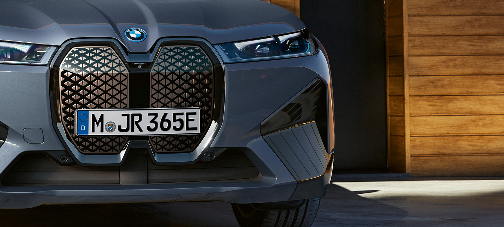 BMW iX M60 i20 2022 elektrisk SUV elbil Oxid Grey metallic nærbillede af front med vertikal BMW nyre