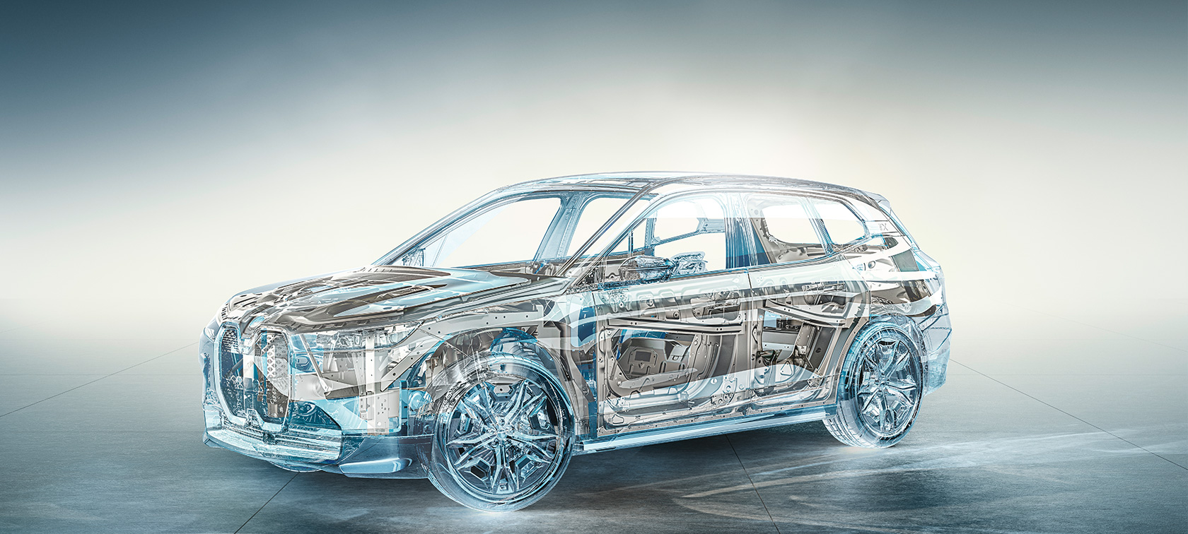 BMW iX M60 i20 2022 elektrisk SUV elbil kørende på kystvej BMW iX M60 i20 2022 elektrisk SUV elbil Oxid Grey metallic set bagfra kørende på kystvej