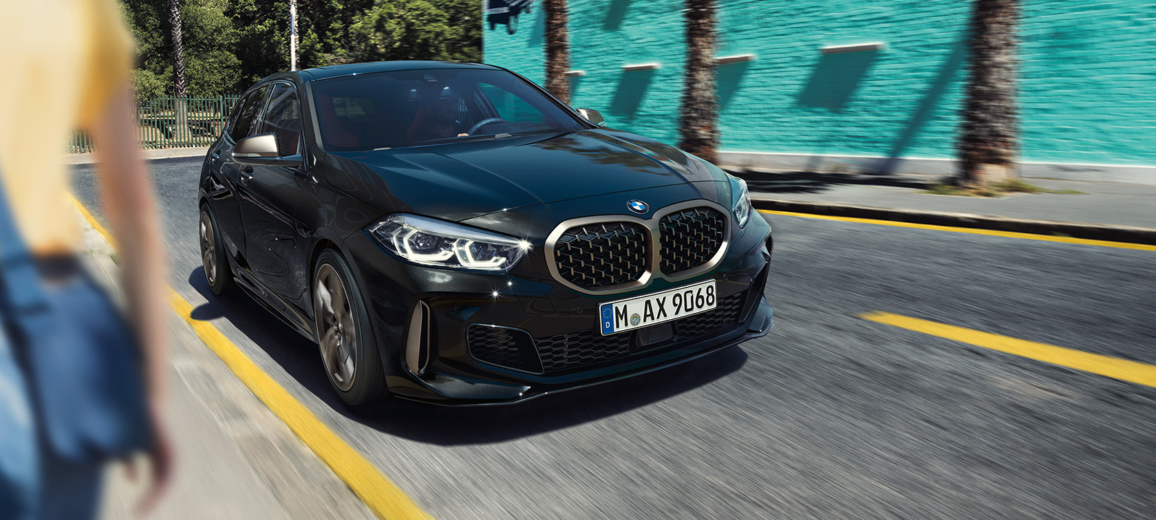 BMW M135i xDrive set forfra let drejet. BMW M135i xDrive i Sapphire Black metallic set forfra let drejet kørende.